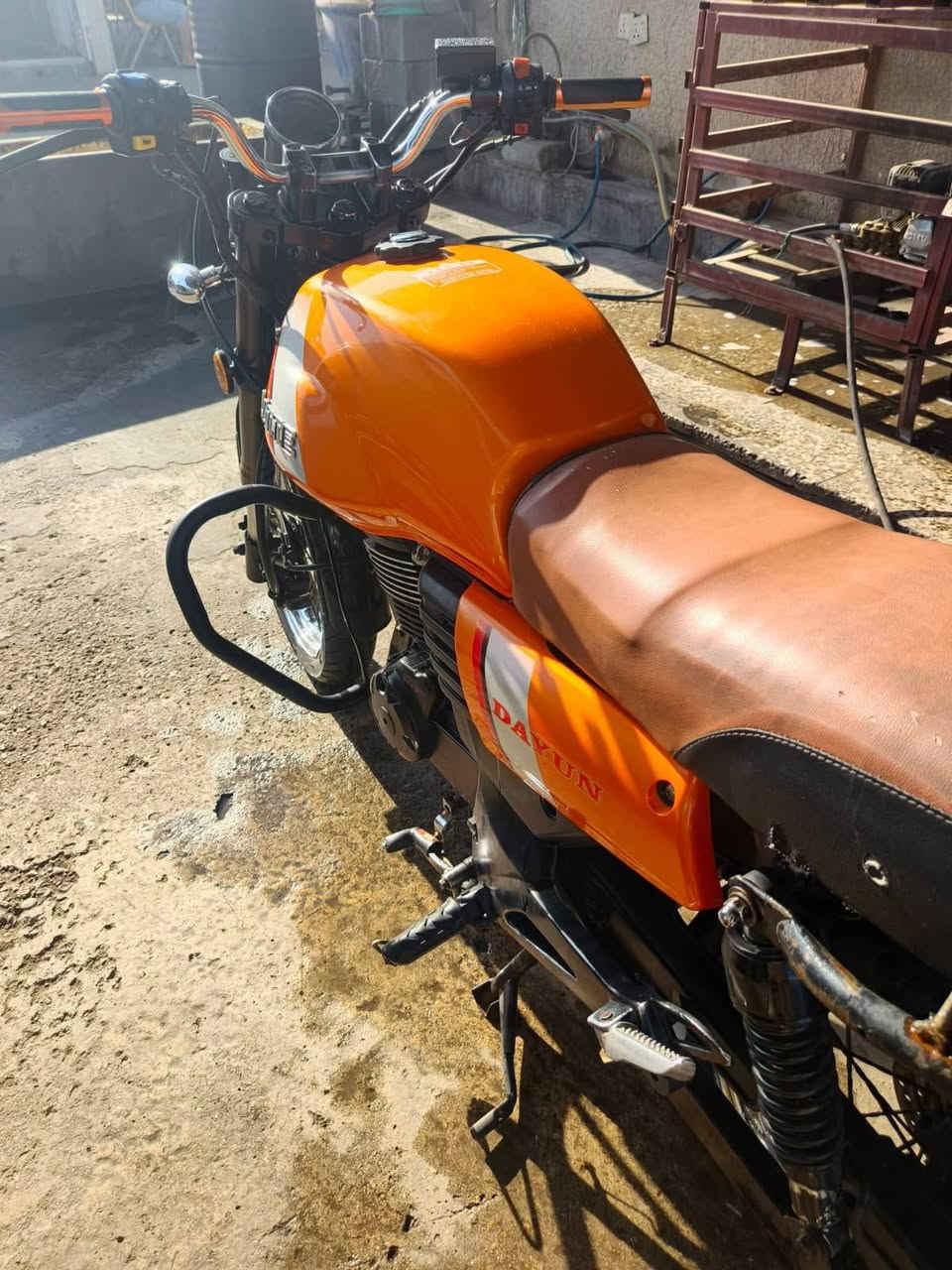 سلام عليكم دايون لاتي موديل22 طالعه بل 23 دراجه مرقمه رقم نكليز القدسية دراجه مكفوله محرك محرك ما مفتوح سبانه ما مامدوده عليه و دراجه  عله كد الشغل اطلع. بيه يوميه 10طلبات بلزايد يعني ما متعوبه دراجه يم أبو الغسل صعدته عل رمبه و وكعد الستيرن انعوج شويه و الدرع انعوج شويه و اليده مال بريك انكسرت غير ذني التلاثه ما بيه شي اكفله رايده ب 1800 بمليون و ثمنميه و بيه مجال الطيبين و المعنده ياخذه بلاش والله
مكاني البياع التراث 
***********رصيد 
***********وتساب
