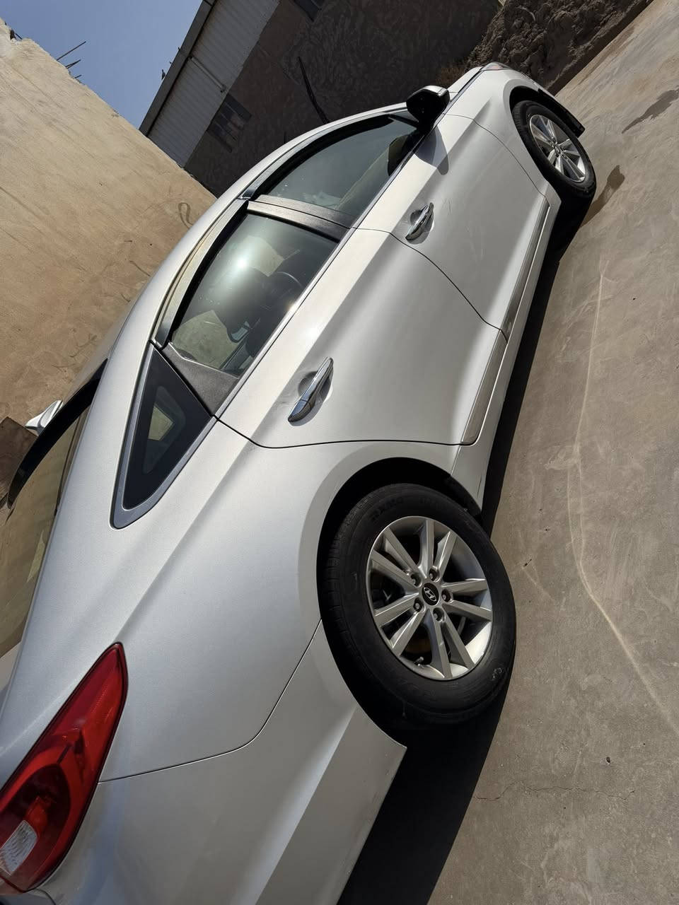 السلام سوناتا ٢٠١٧ أمريكي ضررها من أمريكي كلين بدون حادث بس بالعراق صار بيها ٣ قطع وسونار موضح بالصور باب وجامرلغ وبنيد كلير للجماليه سياره جاهزه من كلشي 
صدر جديد قبل شهر فتحته امامي خلفي جديد 
باتري جديد 
ادامه عامه بلكات نوزلات مجاول جديد 
تبريد ثلج 
تدفئه شغاله 
تخم مازادت وبك لايتات جدد 
جاهزه كامله مابيها اي نقص 
رقم ديالى تحويل ثاني يوم 
السعر ١٠٧ وبيها مجال 
للاتصال *********** 
مكاني بغداد الغزاليه الهياكل شارع ٦٠ 
            أو ديالى جديدة الشط
