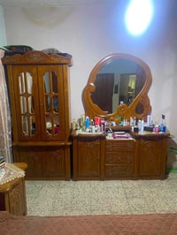 � للبيع طقم غرفة نوم كامل، تصميم كلاسيكي أنيق ولون خشب عسلي مميز، محاف...