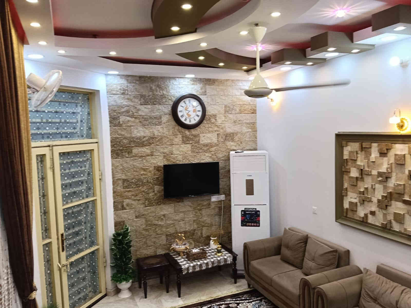 معروض لدينا في المكتب بيت المساحة 180 م بناء حديث درجة اولى طابقين كونكريت مسلح) العنوان الصالحية قرب سيد مجيد وقريب على مدرسة المسيب  الإتصال على *********** ابو علي الاسدي)) ملاحظة ؛ البيت مطلوب اسكان تقريب 30 ملين وسعره 300 مليون يقطع افلوس الاسكان من المبلغ المذكور بيع مستعجل
