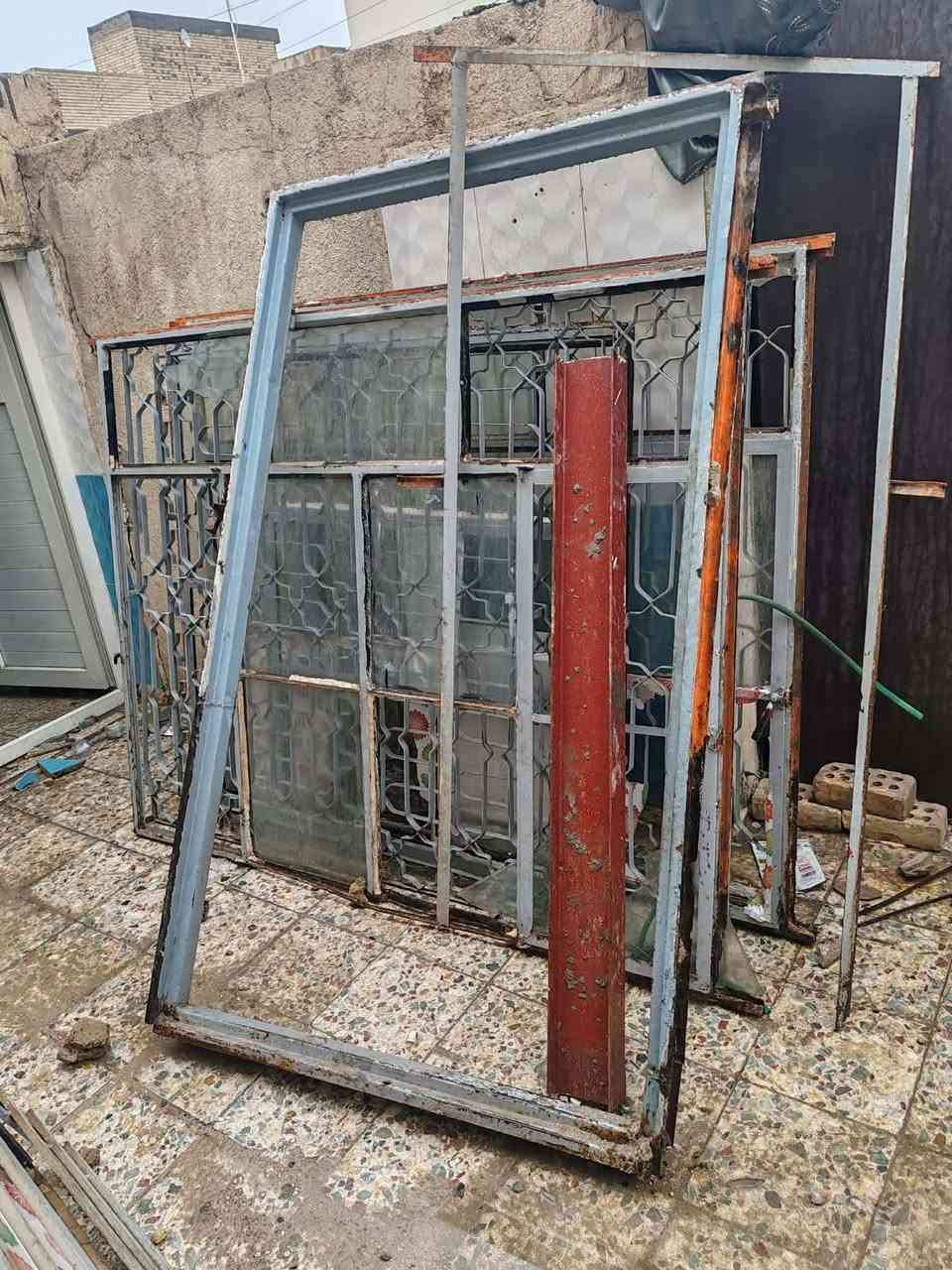 ابواب  وشبابيك قديمه للبيع 
***********
