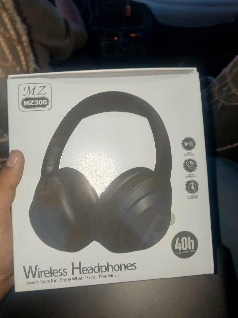 🎧 سماعة MZ300 اللاسلكية - عزل ونقاء لا يوصف 🖤
إذا كنت تبحث عن الهدوء والتركيز مع تصميم فخم، فهذه السماعة هي خيارك الأنسب!
أبرز المواصفات:
✅ إلغاء الضوضاء النشط (ANC): اعزل نفسك عن العالم واستمتع بنقاء الصوت.
🔋 بطارية عملاقة: تدوم حتى 40 ساعة من الاستخدام المتواصل بشحنة واحدة.
📶 بلوتوث 5.3: اتصال فائق السرعة واستقرار عالي مع الموبايل أو الحاسبة.
🔉 صوت ديناميكي: محركات صوت 40 ملم تمنحك "بيس" قوي وتفاصيل واضحة.
🔌 منافذ متعددة: تدعم الشحن السريع عن طريق USB-C وتحتوي على منفذ AUX 3.5mm.
☁️ تصميم مريح: وسائد أذن ناعمة جداً وقابلة للطي لسهولة الحمل والتنقل.
🕹️ تحكم كامل: أزرار مدمجة للتحكم بالموسيقى والمكالمات بكل سهولة.
العرض الخاص:
💰 السعر: 22,000 دينار فقط!
🚚 التوصيل: مجاني (السعر شامل التوصيل لكل المحافظات)
متوفرة الآن باللون الأسود الملكي.. احجز قطعتك الآن قبل نفاذ الكمية! 📥💬


**إذا كنت صاحب هذا الإعلان وتريد حذفه لأي سبب، رجاءا أرسل رسالة إلى الدعم الفني**