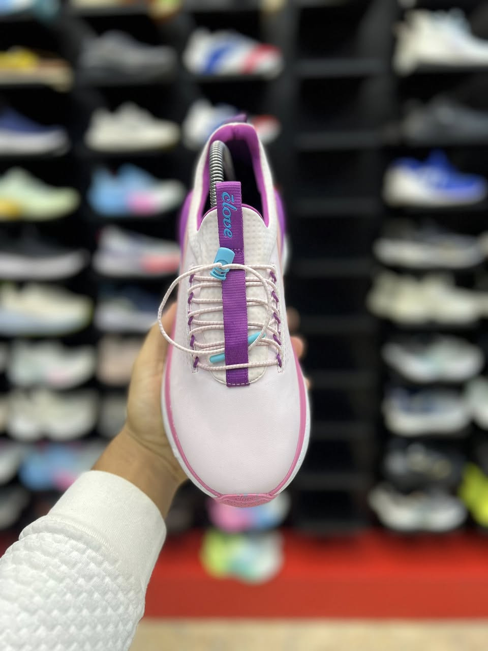 وكاله امريكيه Clove
السعر بلوكاله 165 دولار
ويمي غير ✌️😎

سهولة الارتداء: يتميز بأربطة مرنة (بنجي) تسمح بارتدائه وخلعه بسرعة دون الحاجة للربط

قياس 40.5 القدم 25.5
السعر 15

العنوان النجف ملحق الروان 
توصيل 🚚 محافظات 6 داخل النجف3 
*********** واتساب#
