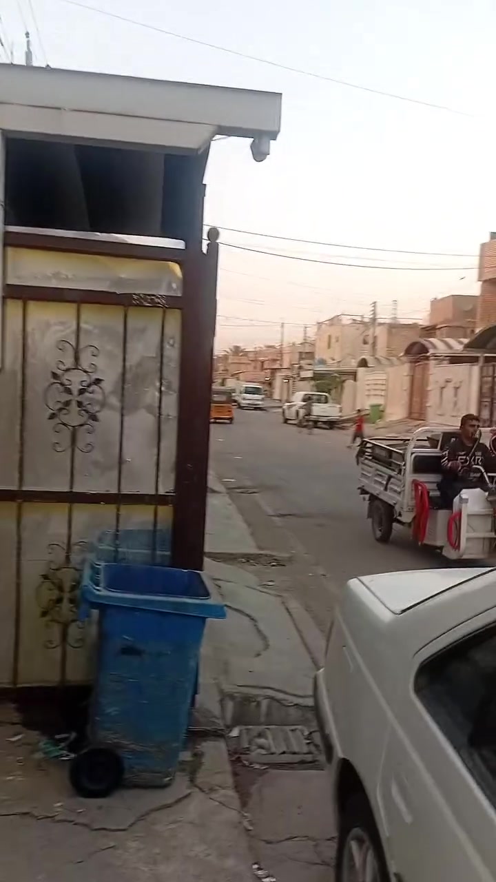 دار للبيع ...
منطقة الشعب قرب مدرسة المشراق والعيادة الشعبية شارع اسواق ابو علي قرب  سوق ٤٠٠٠  المساحة ٧٥ م٢  الواجهة ٤.٥ م والنزال ١٧ م طابقين حمام داخلي وخارجي ٣ غرف نوم استقبال ومطبخ وسطحين البيت ينقصه فقط الارضية . للاستفسار ***********
