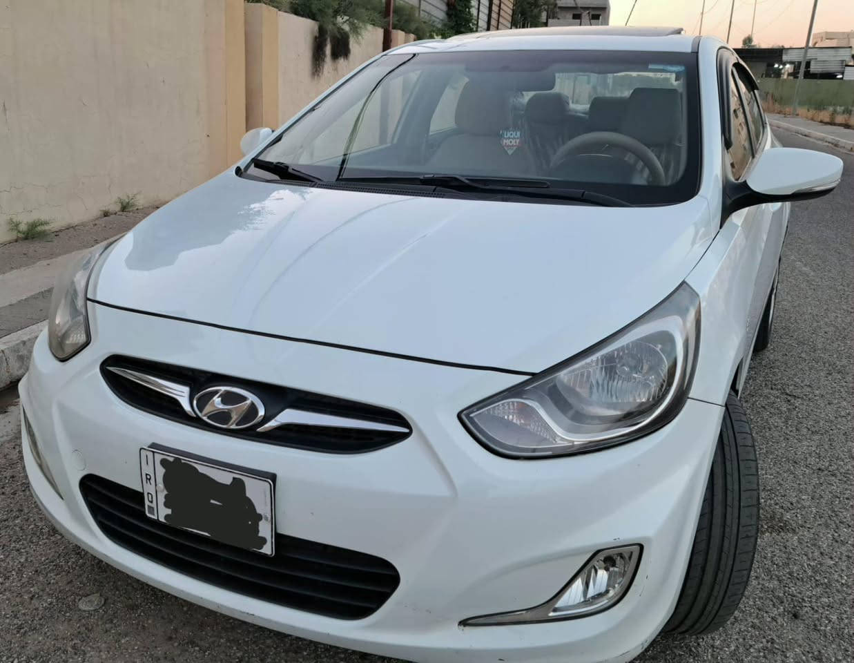للبيع: هيونداي أكسنت أبيض - بحالة ممتازة ونظافة عالية! 🚗✨
 (Hyundai Accent).
 الموديل [ 2012].
ممشى (العداد): 100,280 كم (حقيقي وموضح بالصور).
((مرقم نينوى))
⚙️ المواصفات:
 * كير أوتوماتيك.
 * فتحة سقف (سلايد روف).
 * داخل بيجي (كشّات ودواخل نظيفة جداً كما موضح بالصور).
 * كشافات ضباب أمامية.
 * سبير وعدة كاملة ونظيفة.
 * تبريد ثلج، كير ومحرك وتخم تاير (بشرط الفحص).
🛡️ حالة السيارة:
 * السيارة بيتية وجاهزة من كل شيء، ولا تحتاج لأي مصرف.
 * [السيارة مكفولة من الضربة القوية والتبديل، بيها بس شخوط سطحية بالدعامية الخلفية (يمين ويسار) موضحة بالصور، وباقي البودي سليم 100%."

💰 السعر:
[115 دفتر و15 ورقة] - وبها مجال بسيط للشراي الجاد بعد المعاينة.
نينوى //الموصل].
📞 للتواصل والاستفسار:
[***********] (متوفر واتساب).
