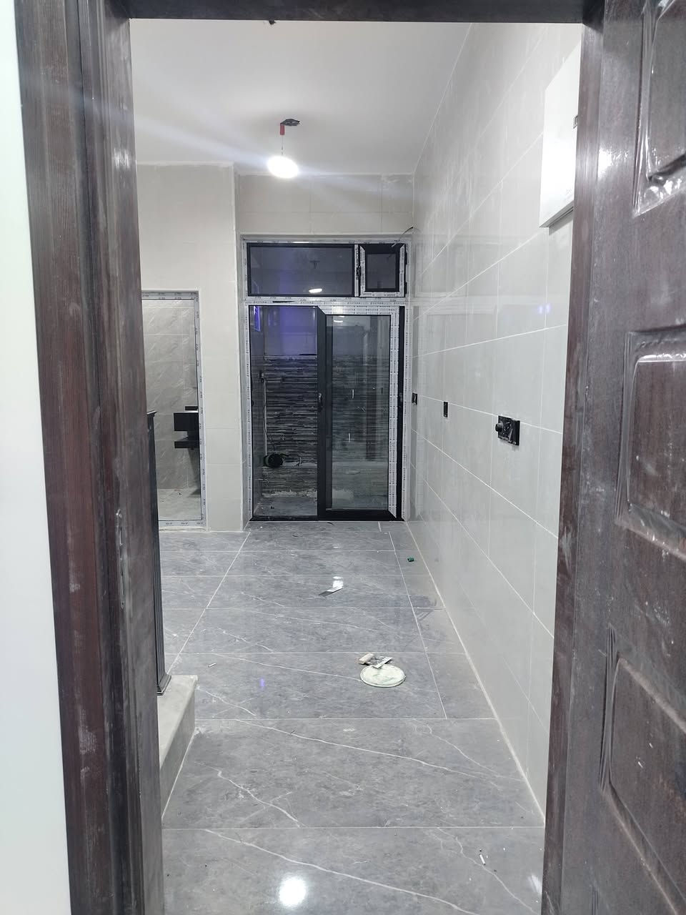 السلام عليكم 
بيت مساحة 50 متر الواجهه 4.35 م والنزال 12 م
تسليم مفتاح موقع مميز 
حي الأعلام ضهر سنتر الأعلام 
شارع هادىء ومرتب 
البيت بناء درجة أولى يحتوي على حمامات عدد اثنين 
وغرفتين وصالة ومطبخ 
يحتوي المنور على شلال

والاستفسار راسل صفحه او اتصل على رقم التالي
***********
