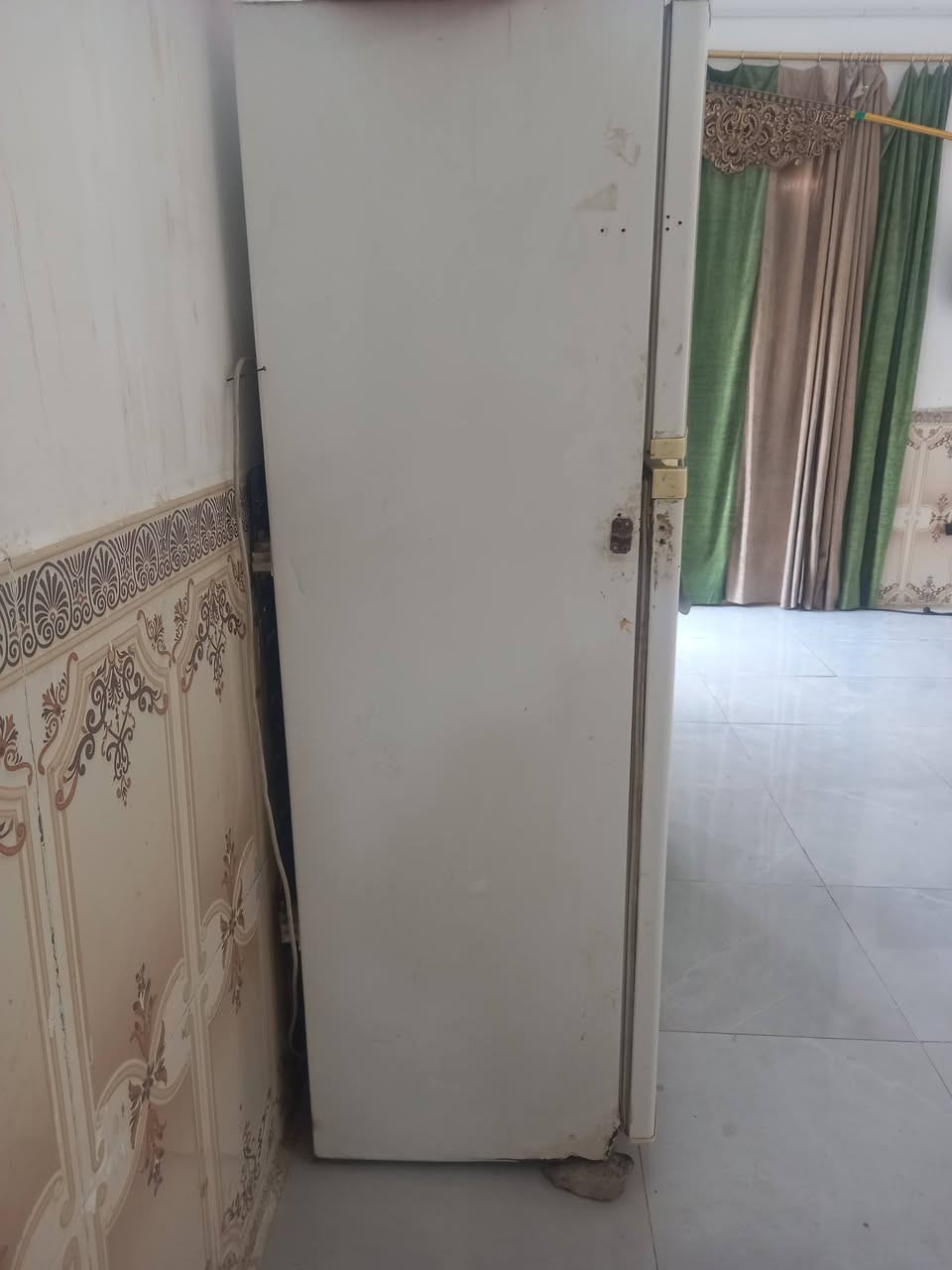 ثلاجه للبيع  السعر ١٠٠ وبيه مجال المكان الشاميه قرب المعارض  الرقم.   ***********

