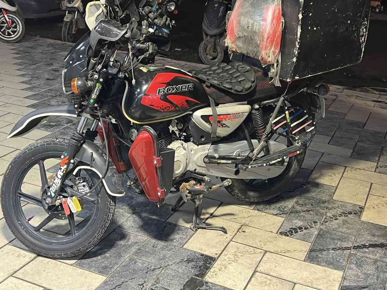 السلام عليكم بوكسر 21 الدراجه نضيفه ووتخبل ومعتني بيهة الدراجه مرزوقه الله شاهد بيهة واقيات اكترونيه اشاره زنون بس الزنون ب55 الف مشتريه والايتات الصفاحيات   وهواي امور ضايفلهة تاخذهة منا كبل تشتقل بيها رقم (***********) المو شراي لا يتصل رحما الوالديكم  مكاني بغداد زيونه غدير
