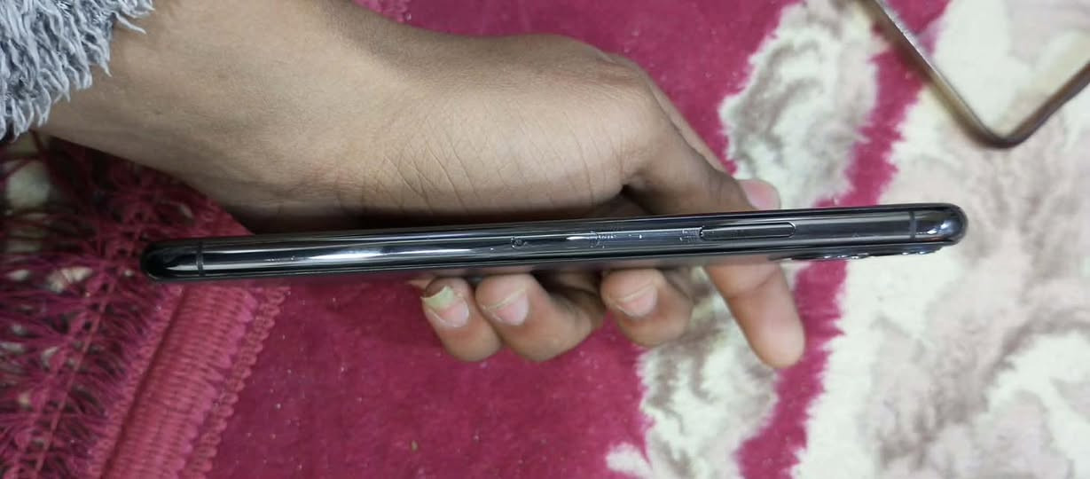 للبيع ايفون 11 برو ماكس وتر برو خط واحد الجهاز كلشي مامبدل بي فقط بطاريه معلايه خط واحد السعر خاص مكاني كوفه رقمي ***********
