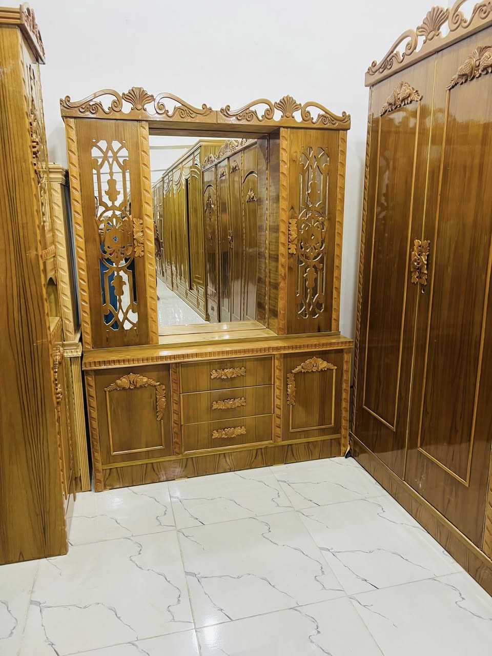 معرض الميار. للأثاث المنزلي 

عنوان الكيارة قرية اجحله 🫀

نضام القسط عل بطاقه الرافدين 
١٨شهر بدون مقدمه.  

دخل شوف الصور وراسلني تصلك الباب البيت الغرفه 

***********لتواصل
