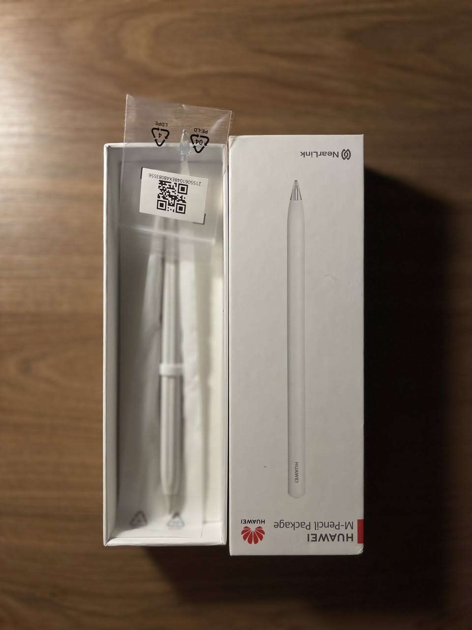 🔴 للبيع: تابلت هواوي MatePad 11.5 (نسخة PaperMatte) - ذاكرة 256GB
التفاصيل:
السلام عليكم،
للبيع تابلت هواوي ميت باد 11.5 نسخة (بيبر مات - الشاشة الورقية المطفية) المخصصة للدراسة والقراءة لحماية العين.
الجهاز اشتريته قبل سنة تقريباً واستعمالي إله كان دراسة فقط (تصفح وقراءة ملازم)، الجهاز نظيف والوصل مالته موجود (سعر الشراء 425 ألف).
📱 المواصفات الأساسية:
• الذاكرة: 256 جيجابايت.
• الرام: 8 جيجابايت (أداء سريع وسلس).
• الشاشة: 11.5 بوصة بتردد 120Hz (نوع PaperMatte مريحة جداً للعين وملمسها مثل الورق بالكتابة).
• المعالج: Snapdragon 7 Gen 1 (ممتاز للألعاب والدراسة).
• البطارية: 7700 mAh (تطول عندك هواي) مع شحن سريع.
⚠️ ملاحظات (للأمانة والمصداقية):
1. الشاشة: بيها كم شخط وفطر واحد بسيط، بس أبد ما مأثر على أداء الجهاز، ولا على اللمس، ولا على الكتابة بالقلم (تكدر تفحص وتتأكد بنفسك).
2. القلم: الجهاز يجي وياه القلم الأصلي (M-Pencil NearLink) بكرتونه، لكن شاحنة القلم ضايعة. تكدر تشتريها من أي مركز صيانة أو مبيعات لهواوي وسعرها تقريباً 15 ألف دينار فقط.
📦 الملحقات:
الكرتون الأصلي، الوصل الأصلي، والقلم، شاحنة وبلك.
💰 السعر: 350 الف دينار وبيه مجال بسيط للشراي الجاد.
📍 المكان: بغداد - بغداد الجديدة - النعيرية
📞 للتواصل: *********** او خاص
