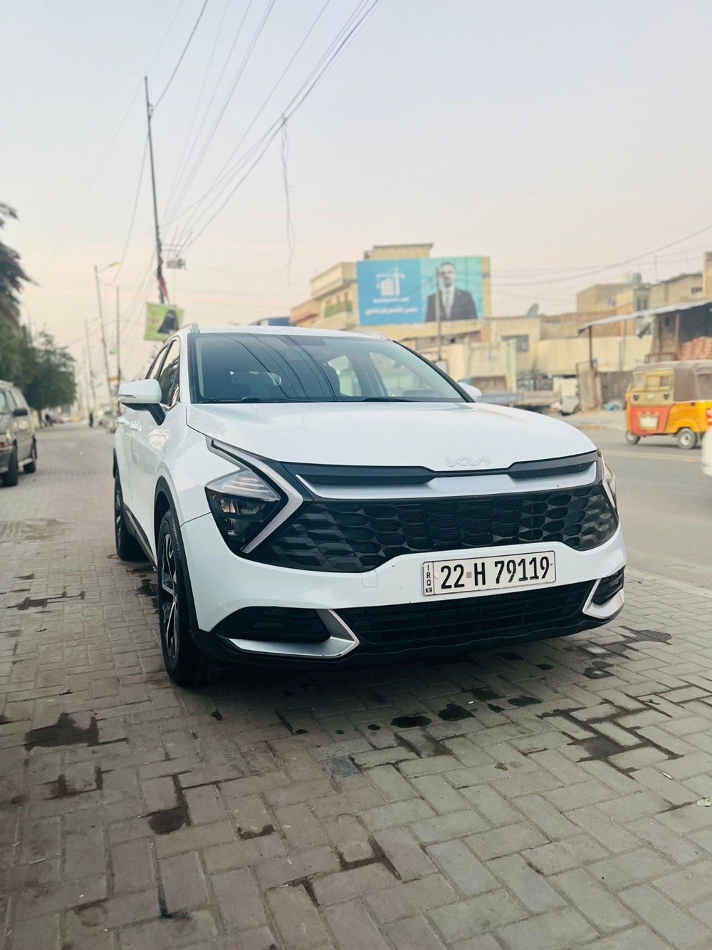 سيارة كيا سبورتج 2023 للبيع، لون أبيض،مواصفات نص فول. التصميم عصري ومجهز بكل الاحتياجات التكنولوجية الحديثة لجعل القيادة ممتعة وأكثر أمانًا. مناسبة لجميع الأجواء، اقتصادية في الوقود وآمنة على الطريق.السيارة مكفولة عدى الباب الخلفي عكس السايق بي بارد او القمارة رصعات اثر المطر غير ضاهرة فقط بل سونار