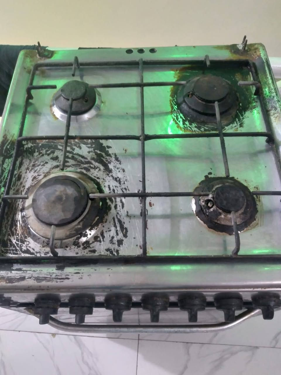 السلام عليكم طباخ فريش  نضيف جداً شغال على فحص  فرن فوك وجوه شغال بغداد البلديات شارع المصرف سعره 100 وبي مجال ***********
