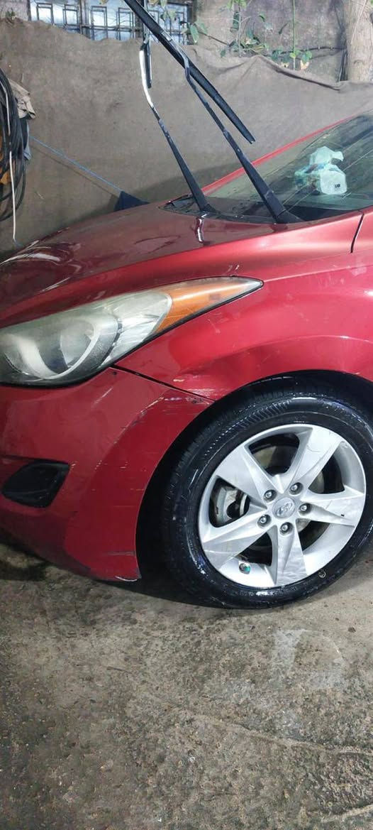 شلونهم الشباب الطيبة 
اخوتي يرحم والديكم فقط الشراي يتواصل ويايه ماابيع لا اقساط ولا دفعة مقدمة 
---
🚗 **للبيع: هيونداي إلنترا موديل 2013** 🇺🇸
✨ **المواصفات:**
- كير أوتوماتيك at (ما مفتوح)
- محرك بحالة جيدة جداً (ما مفتوح)
- ماشي ٤٩ الف (أصلي حقيقي) السيارة مطالعة خارج بغداد
- تخم تايرات جديد قبل ٣ اشهر مبدل تخم كامل
- السيارة وارد امريكي حادثها   جاملغ أمامي بدون دواخل (بدون فتح الإرباك، تم تبديل الجاملغ)
- السيارة قطرة صبغ مابيها 
- السيارة نظيفة من ناحية المحرك والكير والتبريد وكلشي بس بيها شخطات بالكشر (كما هو موضح بالصور)
- مزودة بكروس سرعة
- 5 ويل كب
- السيارة مال ورثة وبيها وكالة كل الورثة لاخوية تجي بيوم واحد تحولها باسمك وتتوكل ع الله 
- السيارة مبدله جديد بلكات نوزلات فلتر هوا دهن الكير دهن المحرك 
- السيارة دبلاتها تعبانة تحتاج تبديل
- مصفرة هيئة وغرامات 
- رقم بغداد الجديد الارقام تستلمها بالتحويل

السعر : ٨٦ ورقة وبيها مجال بسيط

شباب السيارة مابيها اي حادث بالعراق بس السيارة مطخطخة من كل الجهات بسبب الوالد الله يرحمه جان رجال جبير من العمر .

📞 **للتواصل، يرجى مراسلتي على الخاص .**
او التواصل على الرقم الاتي : ***********
مكاني بغداد الاعظمية واذا تحب تجي تشوفها اني حاضر
