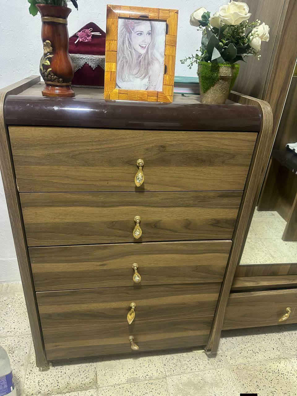 لللبيع  ١٢ قطع غرفه نوم تركي سعر ٥٥٠ وبيه مجال ع خاص 
الرمادي شارع ستين
*********** للإستفسار
