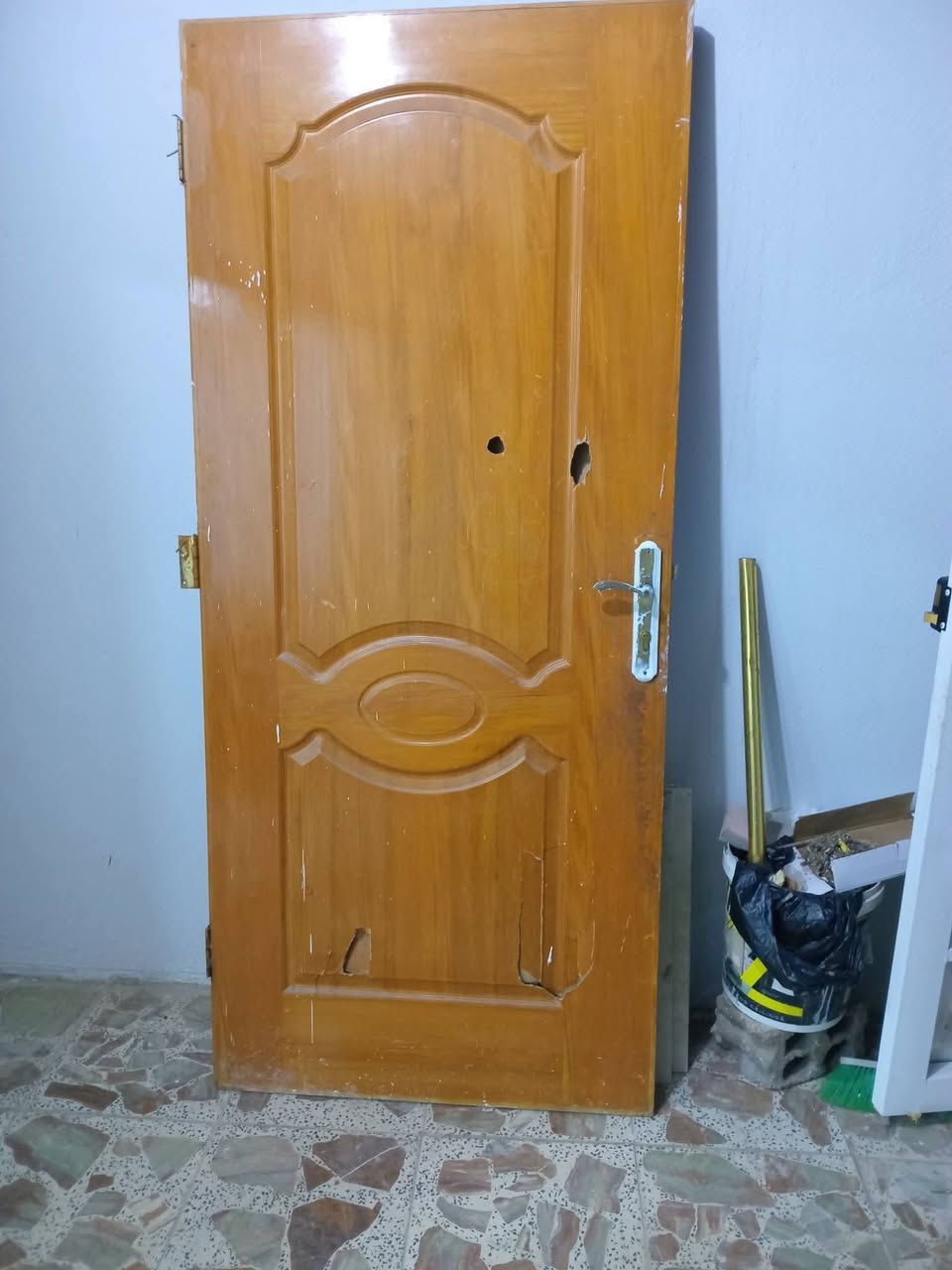 باب ثقيل للبيع  العرض ٨٨ سم  الطول ٢متر  السعر ٣٠ الف للاتصال ***********
