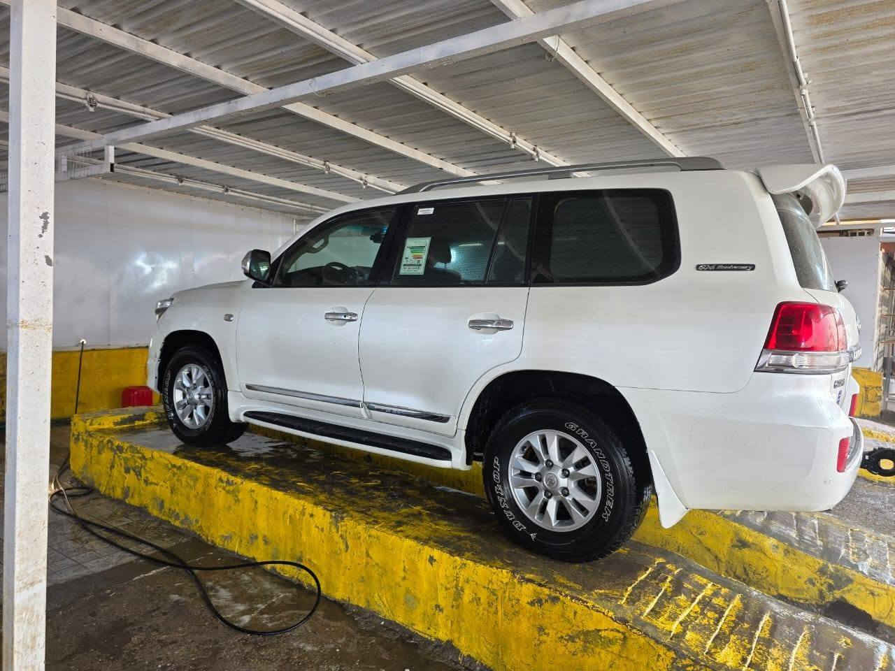 للبيع او المراوس اقره المنشور قبل متعلق فدوة السيارة جديدة جديدة برغي ماناقصة
لاندكروز 2011 ستينيه اصل تكمة وسنوية فول موصافات G.X.R.I 1/1 ✅ للبيع او المراوس 
رقم دهوك 
مكفولة كفالة عامة بيه بارد شي قليل جدا جدا 
مكينة وضع الشركه مامفتوح وكالة🔴
كير وضع الشركه مامفتوح 🔴
استخدام شخصي جدآ نضيف 🔴
السعر ((340)) وبيها مجال بس للشراي ✅
مكان السيارة بغداد متواجد ع نت 

مواصفات GXR.i  فول vip 🔴 
فتحة سلايت روف 
محرك 6سلندر المرغوب فلتر عالي وضع شركة ✅
محدثة من الداخل فقط 2022 لغرض جمال الشكل الداخلي لان السيارة مال جنيان وصاحبة حب هلشي 
بصمه تشغيل 
داش كام امامي خلفي 
بصمه ابواب 
كروز سرعة 
يدات نيكل 
زراكات
مري قلاب 
7راكب                     
ثلاث قطع تبريد 
كشنات كنتارة
كرسي كهرباء 
فور ويل 
٨ايرباك 
تخم تاير دلوب اصلي 
دشبول ليزري 
دوسات لاندكروز ليزري  
ثلاجة 🧊 
كامرة خلفيه
لايت زنون اصل 
لدات بريم اصلي 
اشاير بلمري 
اشاير بلجاملغ
حساس امامي خلفي 
تخم تاير دنلوب اصلي
اطلع تراي للبصرة 🤣🤣
*********** متواجد واتساب وفيس بوك واتصال على الرقم
