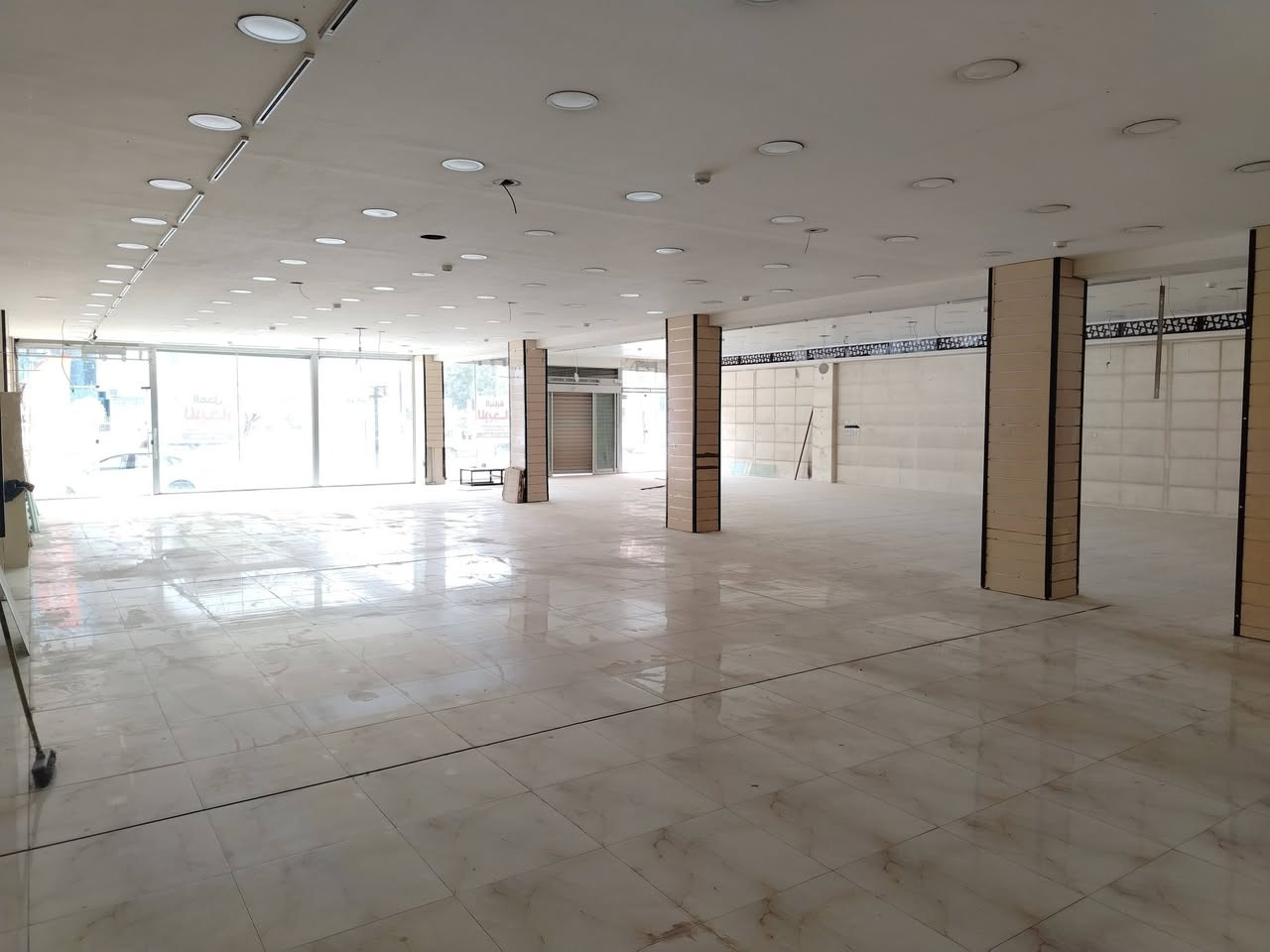 سلام عليكم
بناية تجارية للأيجار متكونة من 4 طوابق مساحتها 350 متر
(طابق ارضي +3طوابق)
تحتوي على قاعة مساحة 175متر
واجهية 8 متر ونزال 22 متر
وبيها مدخل ثاني هم واجهية 8 متر ونزال 22 متر
تحتوي على مصعد لجميع الطوابق
سابقا كانت قرية الهدايا
الي يحتاج القاعه واقطعله الطوابق ماكو اشكال
والي يريد يأجر القاعه وحدها هم عادي ماكو اشكال
تصلح شركة موبايلات واجهزه الكترونية او مركز تجميل او مركز زراعة الشعر او عيادات طبية او شركات استثمار ومجمعات سكنية
عنوان البناية النجف الاشرف حي الغدير مقابل فرات مول
للأستفسار الاتصال على الرقم *********** واتساب متوفر بكل وقت
