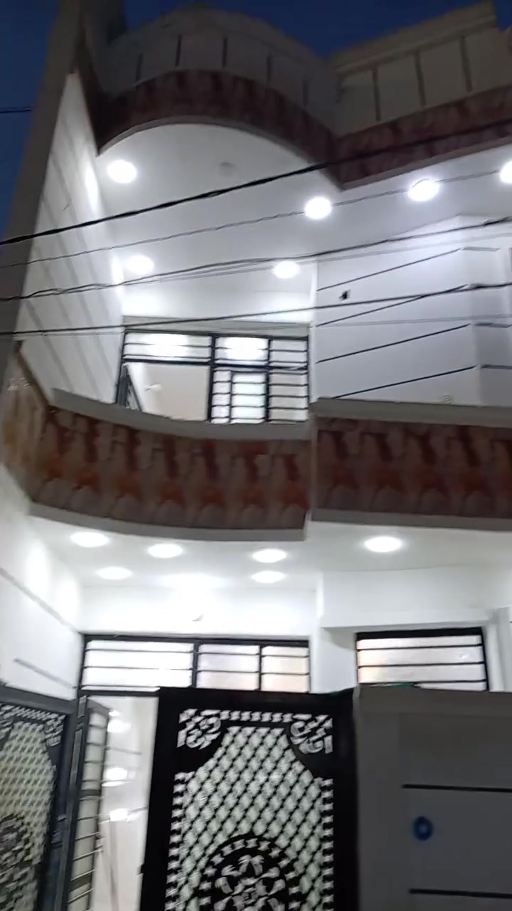 بلاش ١٠٠ متر غرفتين ب ٦٥ بس وبي مجال بسيط تأخذه تستثمره ب٤٥٠ الف
يحتوي على غرفتين نوم صاله مطبخ خدمات منطقة الدوانم قرب الشرطه الخامسه لاستفسار اتصل *********** ابو دموع مكتب حميد متاح واتساب
