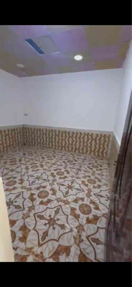شقه ارضيه غرفه وصاله ومطبخ وحمام مشترك 
العنوان التنومه شارع 49 قرب مطعم فلافل لبنان 
يوجد فديو توضيحي للشقه
للاستفسار 
*********** البصرة, العراق
