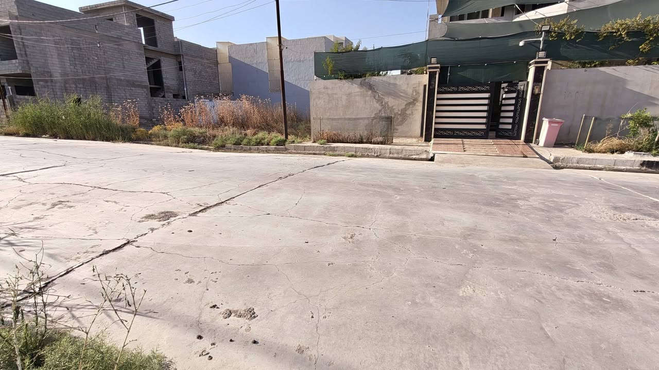 السلام عليكم
من رخصة الادمن
ارض مساحة 85 متر واجهة 4.20  في  20.30 نزال
في الكندي الثالثة داخل المسيجة الشارع العريض
واجهة قبلة 
عرض الشارع 15 متر
 الرصيف 2.5 متر
الشراي يتصل ***********
غير متواجد على الفيس الي يريد يشتري يتصل
