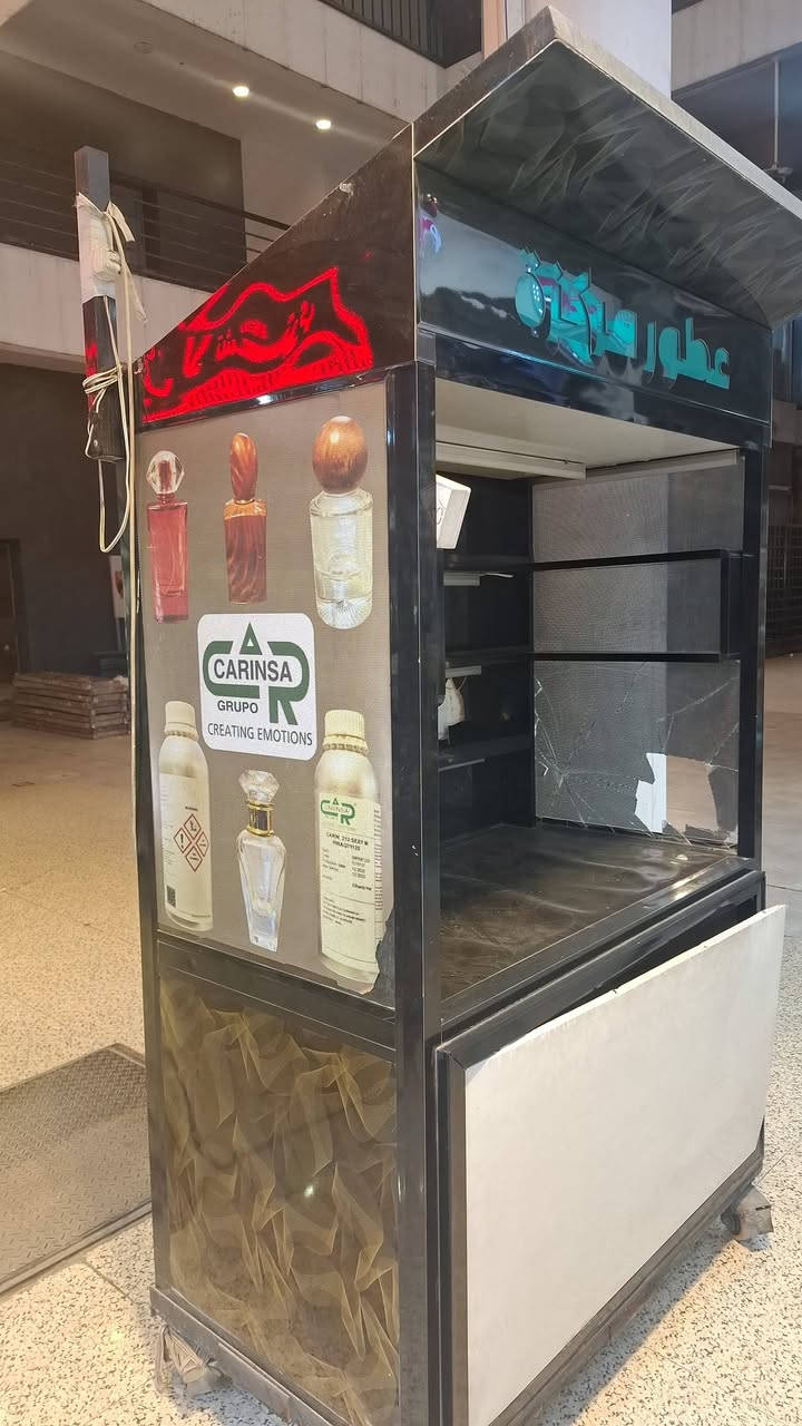 عارضة عطور للبيع
مثل ما موضح بالصور .. عارضة المنيوم ( ثقيل ) جديده ما مستدخمه هوايه  اضافة الى اناره لد بكل الخانات و بيها خزن ايضا وقاعده متحركه ...السعر 500 الف
للاستفسار
***********
***********
