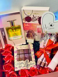 بوكس عيد الحب • عطر نسائي • ورود حمر