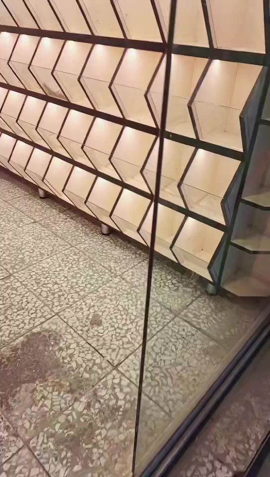 سلام عليكم مكلف بالنشر عندي فاترينات وشلالات كرزات للبيع مكاني بغداد منطقة الشعب السعر مليون ونص وبيها مجال ***********
