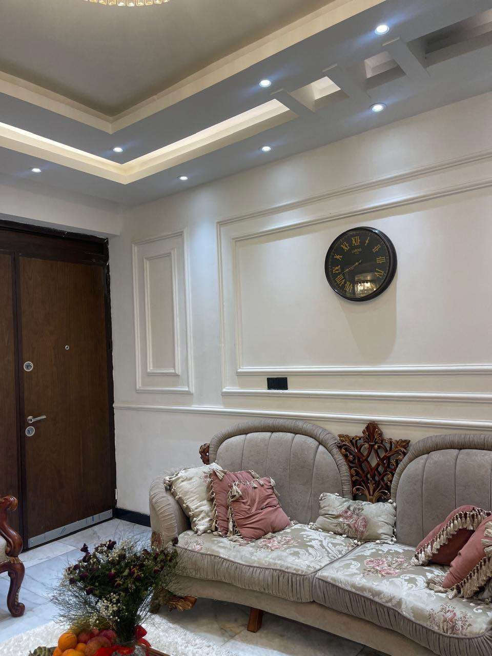 استقبال
خمس غرف نوم وغرفة اسوين
وصالة واستقبال
ومنبه حار ومطبخ بارد
الواحة ٨ متر النزال١٥م
البيت مؤثث درجة اولى
لسعر ع الخاص 
للتواصل *********** بغداد, العراق
