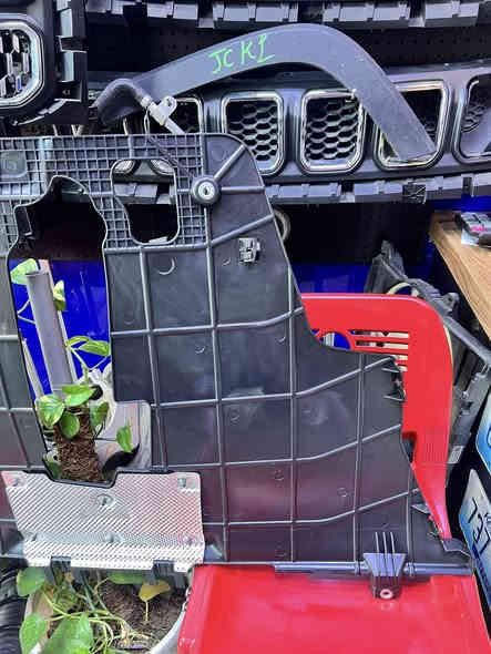 🛑محل محمد النقاش🛑 

درع اسفل المحرك جيب كومباس 

2018-2025 

نوعية ثقيله درجة اولى 

***********
