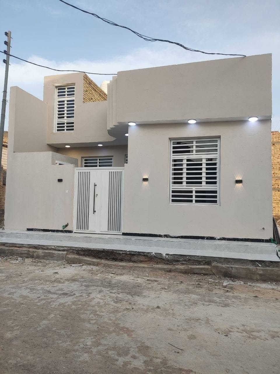 #السلام_عليكم
🏡 **دار لبيع **
📐 المساحة: 100 متر (أمامي)
📍 الموقع: الإسكان الصناعي – منطقة 3000 (خدمات كاملة)
✨ تفاصيل الدار:
▪️ غرفة نوم
▪️ استقبال
▪️ صالة
▪️ مطبخ
▪️ صحيات داخلية وخارجية
▪️ البناء جديد
📞 للاستفسار أكثر:
اتصال أو واتساب
***********
