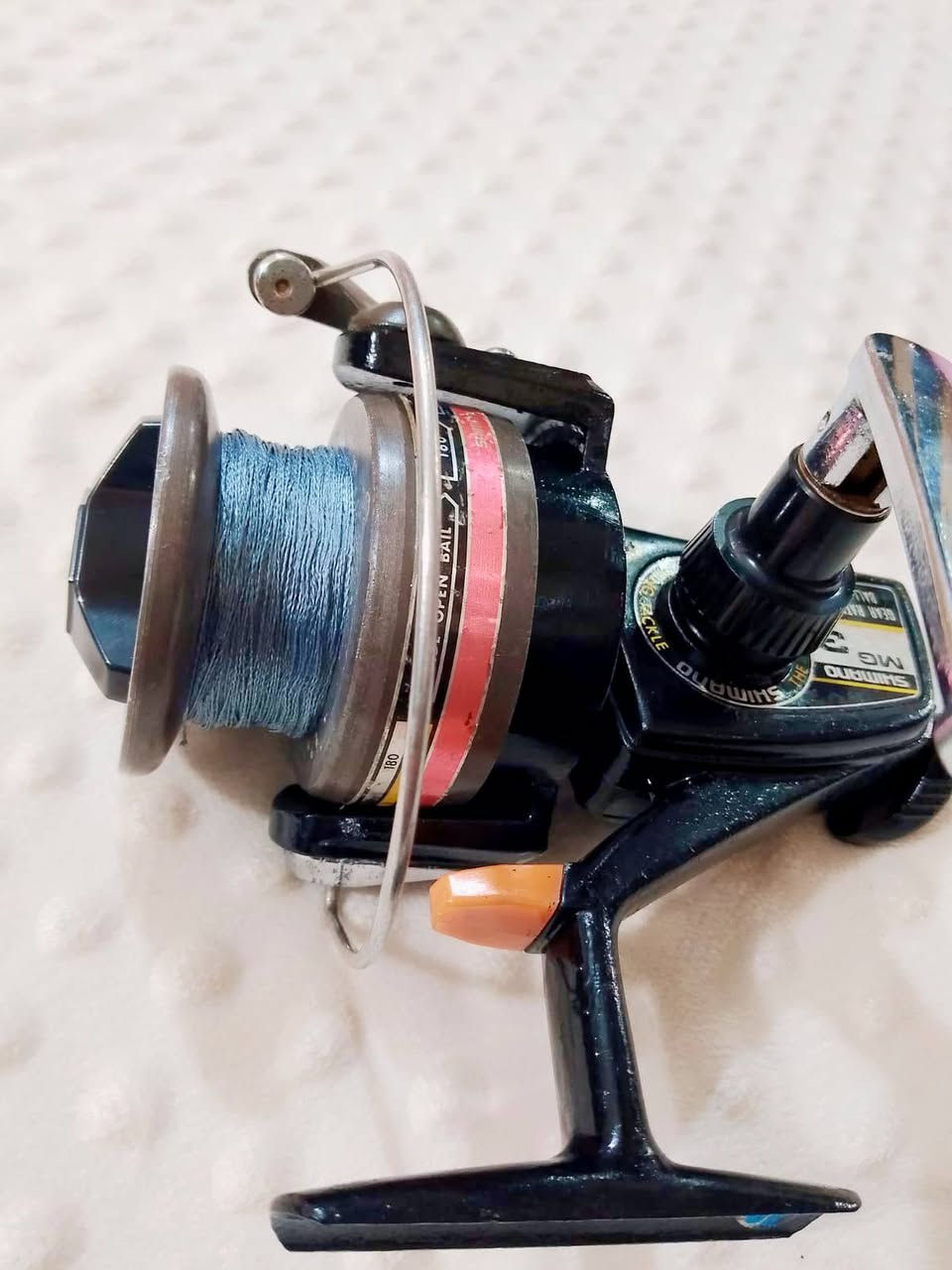 ✓✓✓السعر خاص ✓✓✓
الرقم ‏‪***********‬‏
 الماكينة الكلاسيكية:
​الاسم  شيمانو إم جي 3 (Shimano MG 3).
​الصناعة: ياباني أصلي (Made in Japan - بواسطة شركة Shimano Industrial Co., Ltd).
​السعة (شكد اتشيل خيط وكتان): الماكينة مصممة لخيوط النايلون (المنوفلمنت)، وحسب القياسات المكتوبة عليه
​خيط نمرة 4 تشيل 370 
​خيط نمرة 5 تشيل 320 
​خيط نمرة 6 تشيل 240
​خيط نمرة 7 تشيل 180 
المكينه معدن بالكامل
​الوزن الصافي: الماكينة ثقيلة وقوية، وزنها مكتوب عليها 520 غرام.
​الحجم: تعتبر بحجم متوسط إلى كبير (تقريباً تعادل أحجام 4000 أو 5000 بالقياسات الحديثة)، وتظهر في الصورة 1000306563.jpg وهي بحجم كف اليد، وممتازة للصيد الثقيل والكاستنغ لمسافات طويلة
