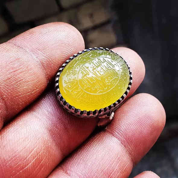 اللهم صل على محمد وآل محمد عقيق يماني اصفر منقوش بالوسط الاستغفار والداير الايه المباركه 
وبشر المخبتين الذين إذا ذكر الله وجلت قلوبهم والصابرين على ما أصابهم والمقيمي الصلاة ومما رزقناهم ينفقون
نقش النقاش حميدالموسوي
صياغه علي عنوز
*********** 
***********
