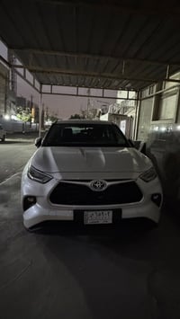 تويوتا هايلاندر 2022 هايبرد 2.5 خليجي وكالة ساز داخل ضمان الشركه ماشية...