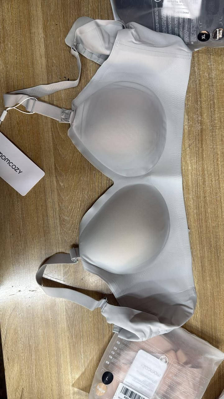 حمالة الصدر للرضاعة من نوع Momcozy Ultra Soft Seamless Nursing Bra YN21.
إليك أهم مواصفاتها وتفاصيلها:
المميزات الأساسية:
• تصميم بدون خياطة (Seamless): يوفر راحة قصوى ومظهرًا غير مرئي تحت الملابس، مما يجعله مثاليًا للارتداء اليومي.
• دعم بدون أسلاك (Wire-free): لا يحتوي على أسلاك معدنية مزعجة، وبدلاً من ذلك يعتمد على هيكل داخلي داعم (غالباً بشكل حرف W) لتوفير الرفع دون ضغط.
• سهولة الرضاعة: مزود بمشابك أمامية يمكن فتحها بيد واحدة بسهولة، مما يسهل عملية الرضاعة الطبيعية في أي وقت.
• متعدد الاستخدامات: مناسب لفترة الحمل، الرضاعة، النوم، وحتى كحمالة صدر يومية مريحة أو لممارسة الرياضة الخفيفة.
• متوافق مع مضخات الثدي: يأتي عادةً مع قطع إضافية (أو تصميم مرن) تسمح باستخدامه لتثبيت مضخات الثدي القابلة للارتداء.
المواصفات التقنية:
• المادة: خليط من النايلون (حوالي 58%) و السبانديكس (حوالي 42%)، مما يمنحه ملمسًا ناعمًا كالحرير وقابلية عالية للتمدد لتناسب تغير حجم الثدي.
• البطانة: يحتوي على وسادات (Pads) قابلة للإزالة والتعديل حسب الرغبة.
• التهوية: نسيج يسمح بمرور الهواء، مما يحافظ على جفاف البشرة وراحتها.
• الألوان: كما يظهر في الصورة، يتوفر بعدة ألوان (أكثر من 8 خيارات إضافية) تشمل الأسود، البيج، والرمادي.
نصيحة إضافية:
هذا الموديل (YN21) مشهور جدًا بكونه "مريحًا للنوم" و "ناعمًا على البشرة الحساسة"، فإذا كنتِ تبحثين عن قطعة لا تسبب ضغطًا على القفص الصدري، فهذا خيار ممتاز.


**إذا كنت صاحب هذا الإعلان وتريد حذفه لأي سبب، رجاءا أرسل رسالة إلى الدعم الفني**