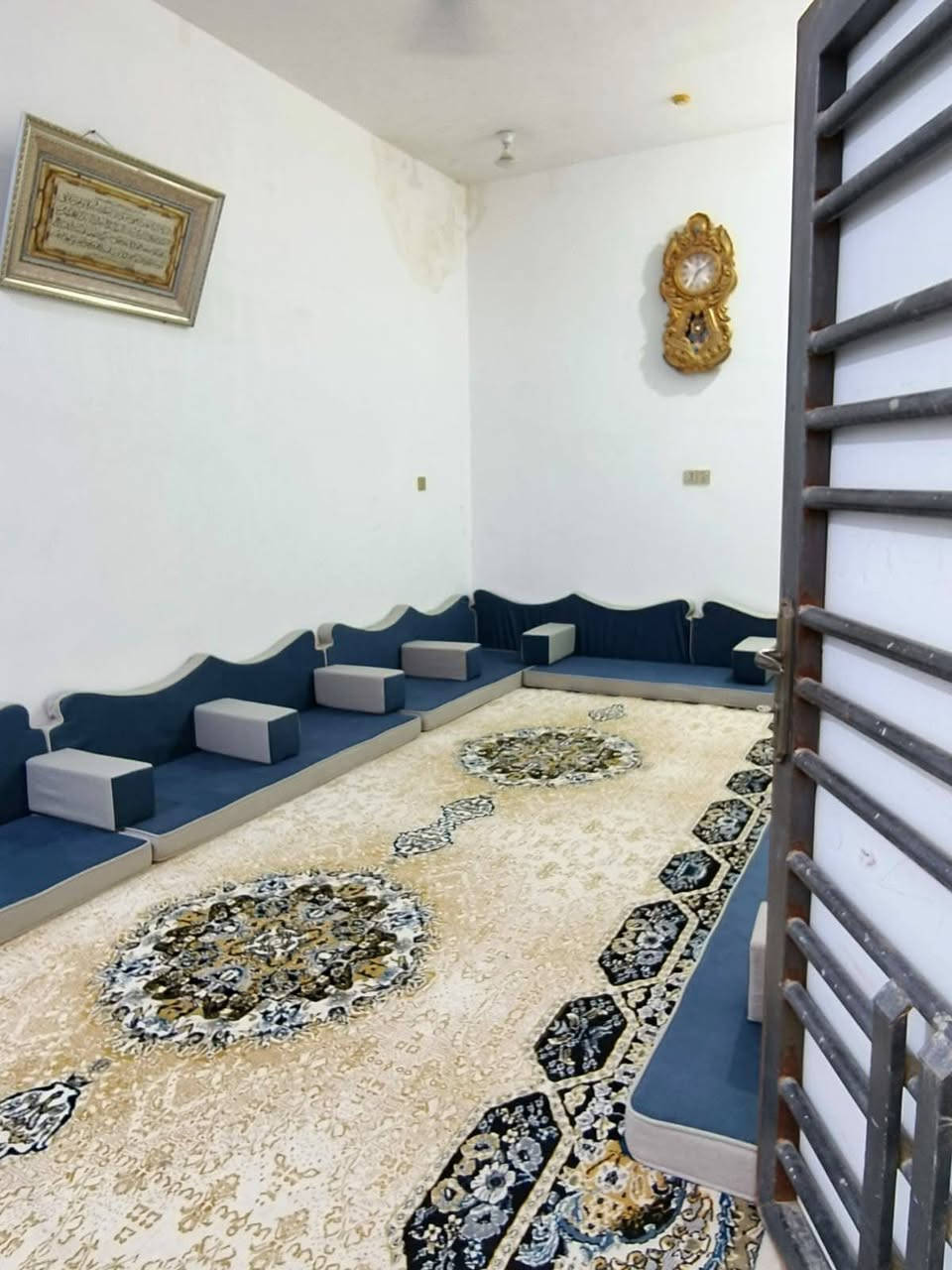 بيت للبيع زراعي البيت بي 3غرف  مكانه سديناويه قرب مدرسه صفي الدين مساحه 297متر ويه مشتمل معزول خدمات كامله
والمشتمل بيه غرف سويت او صاله او مطبخ حار او بارد
مستعجلين عل بيع سعر 125وبي مجال مراسله واتس اب فقط ***********
