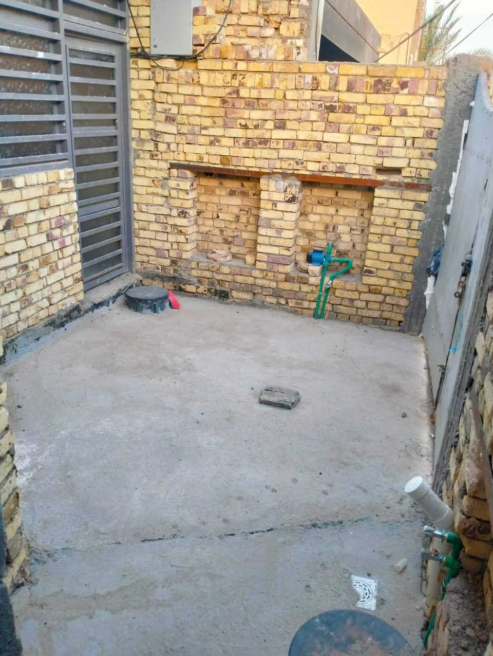 السلام عليكم بيت للبيع زراعي 100متر بل فرات قرب جامع العقيله البيت بناء حديث وسقف كونكريت بي غرفة وصالة ومطبخ وبراني *********** الاتصال على هذا الارقم غير متواجد على الفيس
