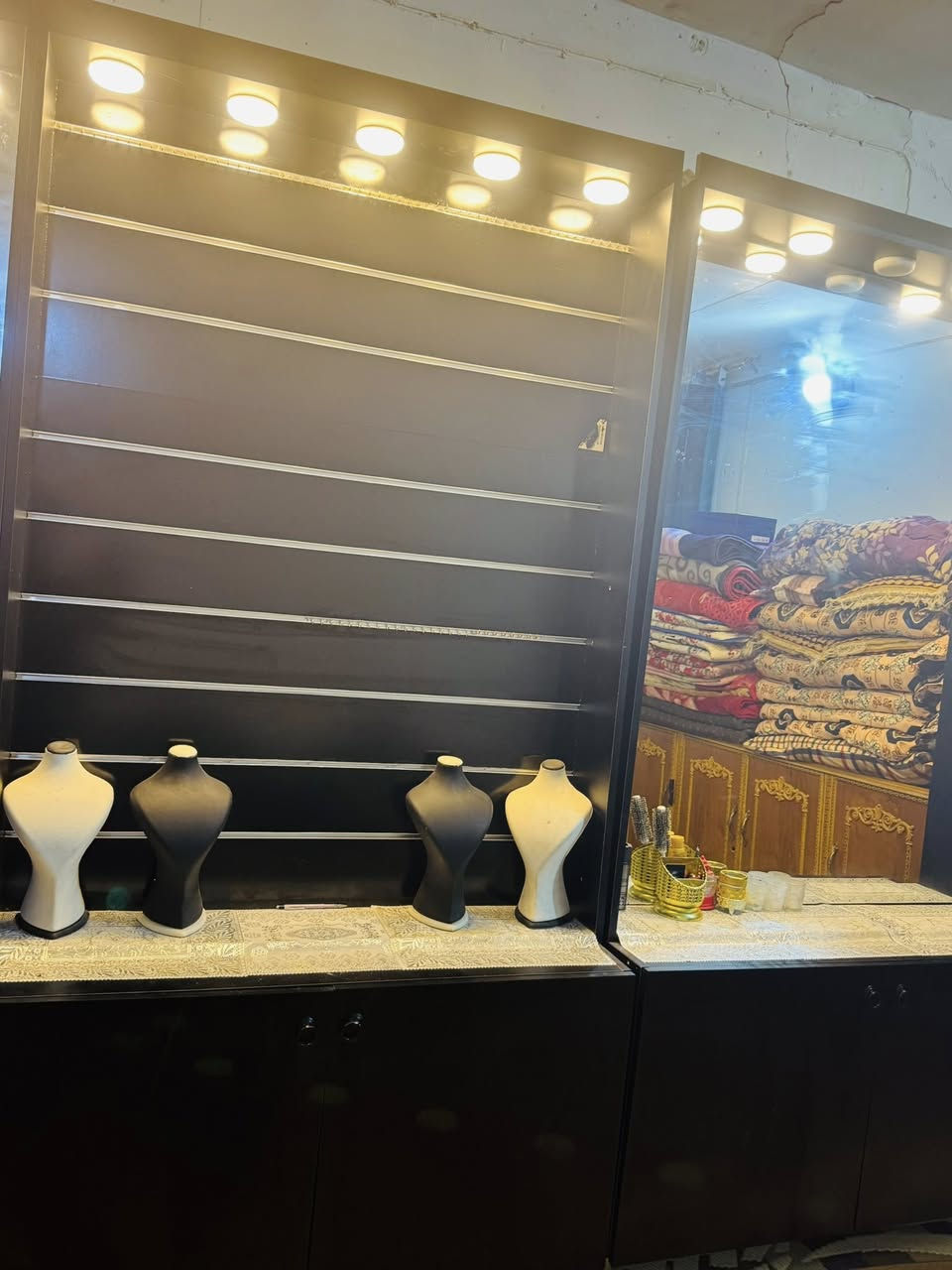 ديكور ام دي اف شغل درجه اولى الأصلي 
5 قطع + 5 اميوزه + جرار 1 بيبان شفط السعر 3 مليون 500 وبي مجال 
الي حاب يتفضل على الأستفسار هذا رقم الواتساب ***********
