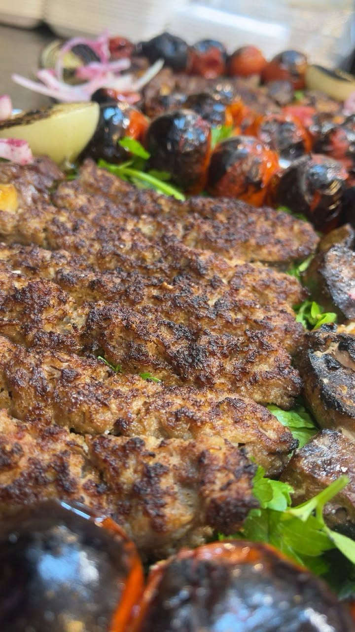 مطعم كباب ابو نبيل يرحب بكم
للطلب والاستفسار يرجى الاتصال على الارقام التالية 
***********
***********
***********
***********
متوفر على التطبيقات التالية بلي طلبات توترز 
بغداد حي الجهاد شارع الامن القومي 
@أبرز المعجبين
