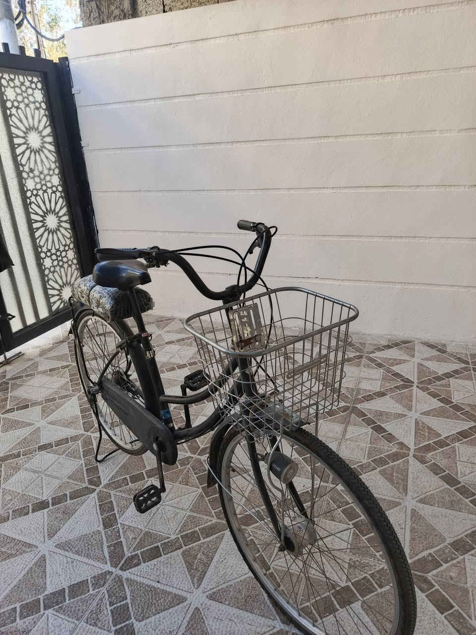 السلام عليكم 🤍.
بايسكل للبيع. 
اللون اسود. 
كير شغال اي عيب مابي. 
حساس شغال اي عيب مابي. 
جوب عدد 2 جدد. 
تايرات عدد 2 جدد. 
باسكل جديد كامل مكمل اي عيب مابي كامل من كل النواحي. 
السعر 60 الف وبي مجال. 
عنواني كركوك حي اسرى والمفقودين قرب مول بزار ستي. 
للتواصل ***********.
