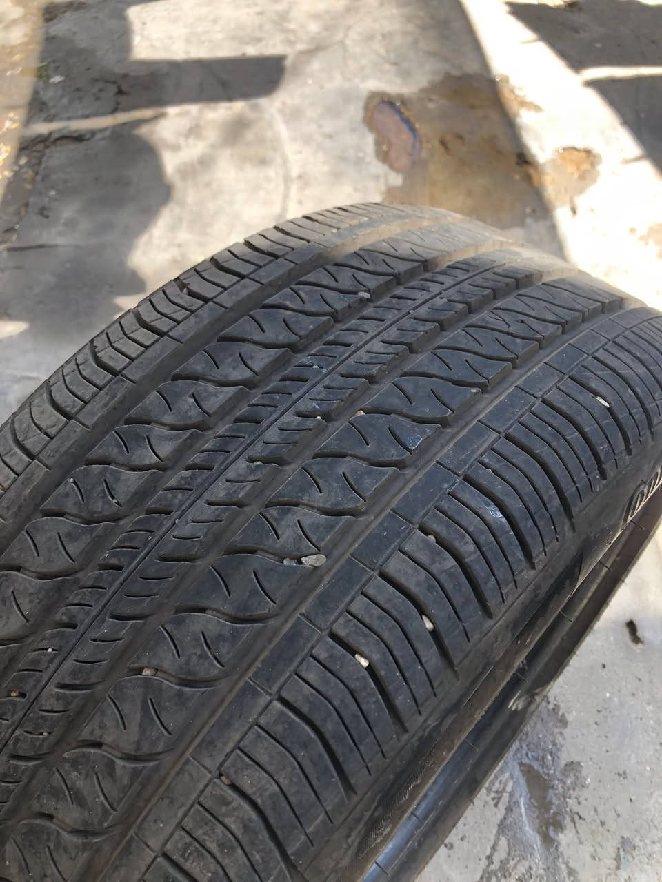 تايرات هوندا سفيك 3 تايرات حجم 18 /40/235 واحد بي ضربه خفيفه وثنين نضيفات ماركه كونتينتل رقمي ***********

