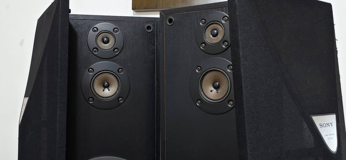 SONY..
MODEL NO SS-T471
قضية هاي مو سماعات نظافة عالية جدا 
كل تكه 200 واط
اوم 8
كوالتي الصوت عالي جدا..
الحجز خاص او اتصال ***********

