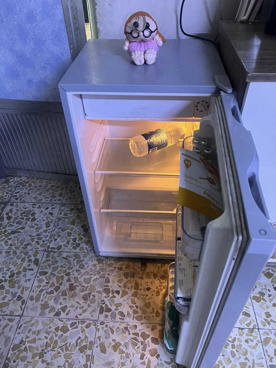 لبيع ثلاجه صغيره وغرفة نوم ضخمه 9قطع دوشك جربايه نفرين مع ضمان5سنوات***********
