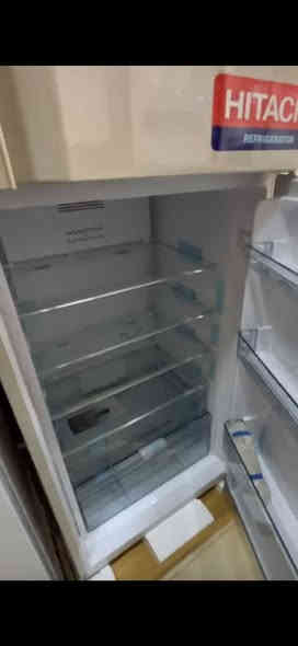 السلام عليكم ثلاجة هيتاشي ومجمدة الحافظ عاموديه مستخدمات نظيفات جدا 
الثلاجة ب٨٠٠ وبيها مجال والمجمدة ٧٠٠ وبيها مجال المكان بغداد السيديه ***********
*********** واتس اب

