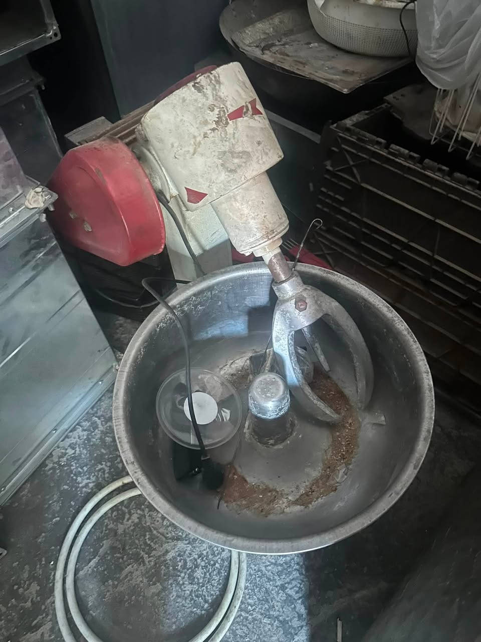 سلام عليكم غراض مطعم للبيع كلهن نضيفات وشغل بعد موجود شوايه دجاج ٦ شياش فرن بيتزاتواصل ***********
