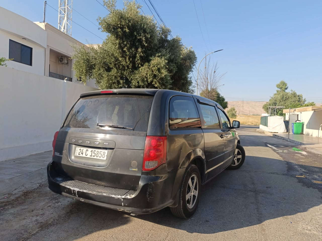 سلام عليكم
سيارة دوج كرفان 2012
محرك 3600 
ماشية 125000ميل 
تبريد 3 قطع بس ناقصة كمبريسر 
إبواب عادية 
سيارة متجاية يعني مصبوغة عام 
سيارة يرادلها مصرف بسيط
كشر السيارة تعبان 
مكان السيارة دهوك 
رقم للتواصل رسائل فقط 
***********
