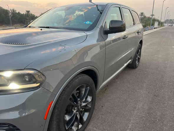 السلام عليكم للبيع دورنكو موديل 2022 لون إسمنتي اصل السياره GT فول  ماعدا الفتحه السياره بيهه فقط البنيد تبديل + صبغ وشويه صبغ في الجاملغ والسياره جديده بمعنى الكلمه وسوناره بيهه وين ماتريد تفحص بكيفك داخل فيروزي السعر 300 $ وبيهه مجال بسيط مكان السياره بغداد اي استفسار اتصل على الرقم الآتي ***********
