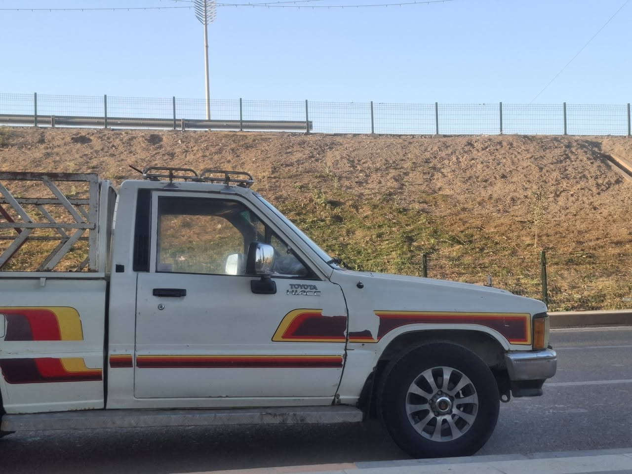 سلام عليكم 
تويوتا بيكم موديل 1988 رقم ديالى باسمي سنويه لحد 28 
محرك حاويه و كير جديد كير ٥ نمر  
صدر كهربائيات  تخم تايرات  منضومه  تبريد كامله باقي بس ع شحن الغاز  سنتر أبواب  شاشه بلوتوث  و سستم سماعات  
محجر بدي السياره جاهزه ع اخر 
السعر 48 ورقه و بيها مجال   مكاني ديالى بعقوبه للإستفسار الاتصال ع رقم ***********  متوفر واتساب
