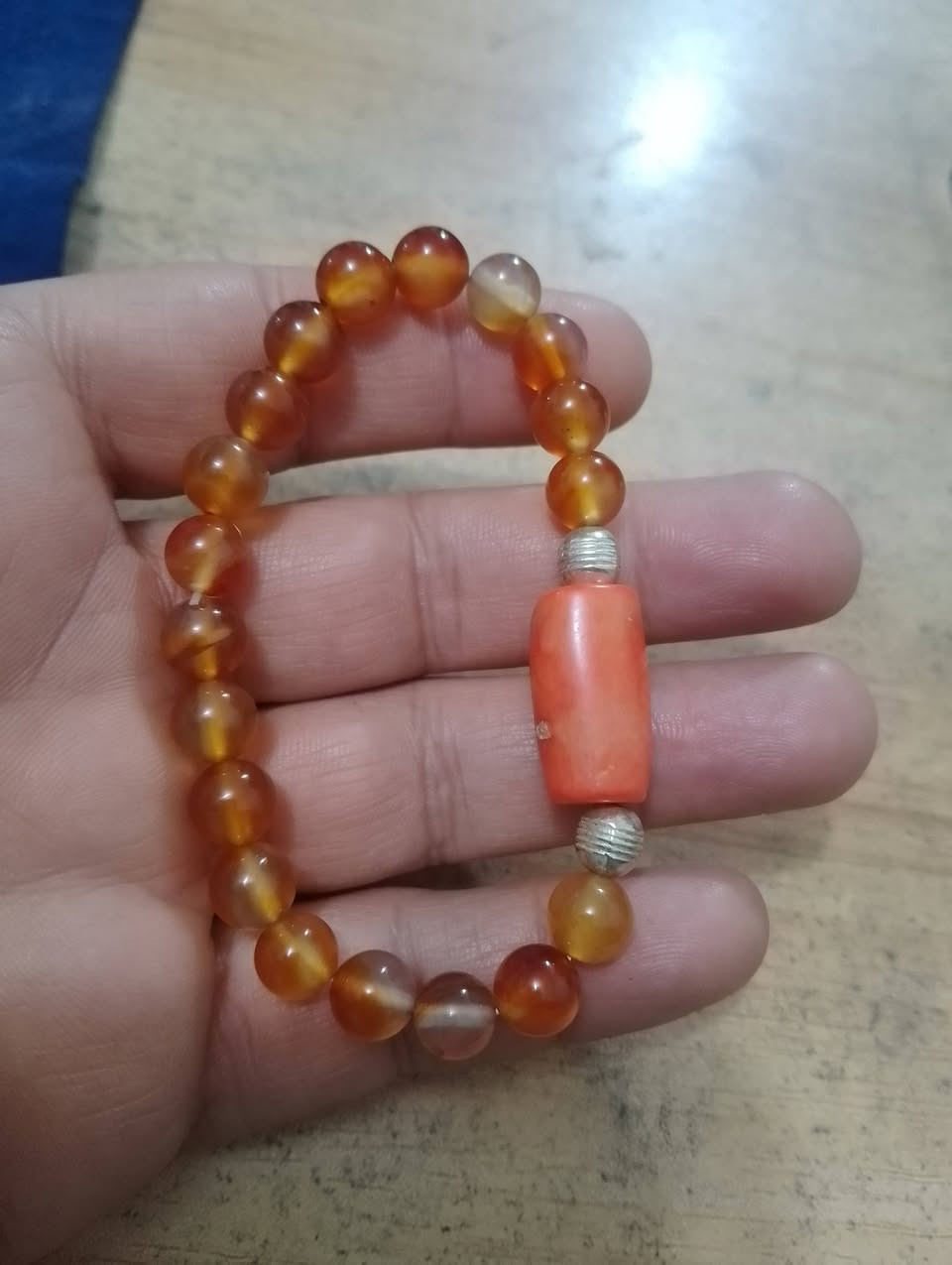 مجموعه اساور متنوعه من العقيق الهندي باحجار المرجان التونسي وحجر التبت وحجر الجزع البقري وحجر المراد وحجر عباس اباد سعر السوار 15 الف واصل داخل بغداد وللمحافظات ***********
