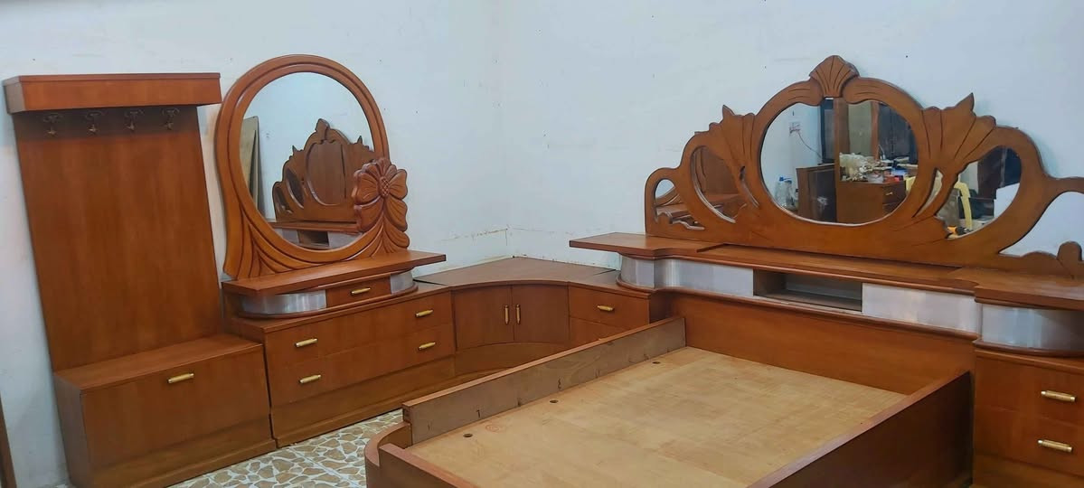 للبيع غرفة نوم صاج عراقي خشب درجة اولى السعر 550 وبي مجال 
*********** كركوك, العراق
